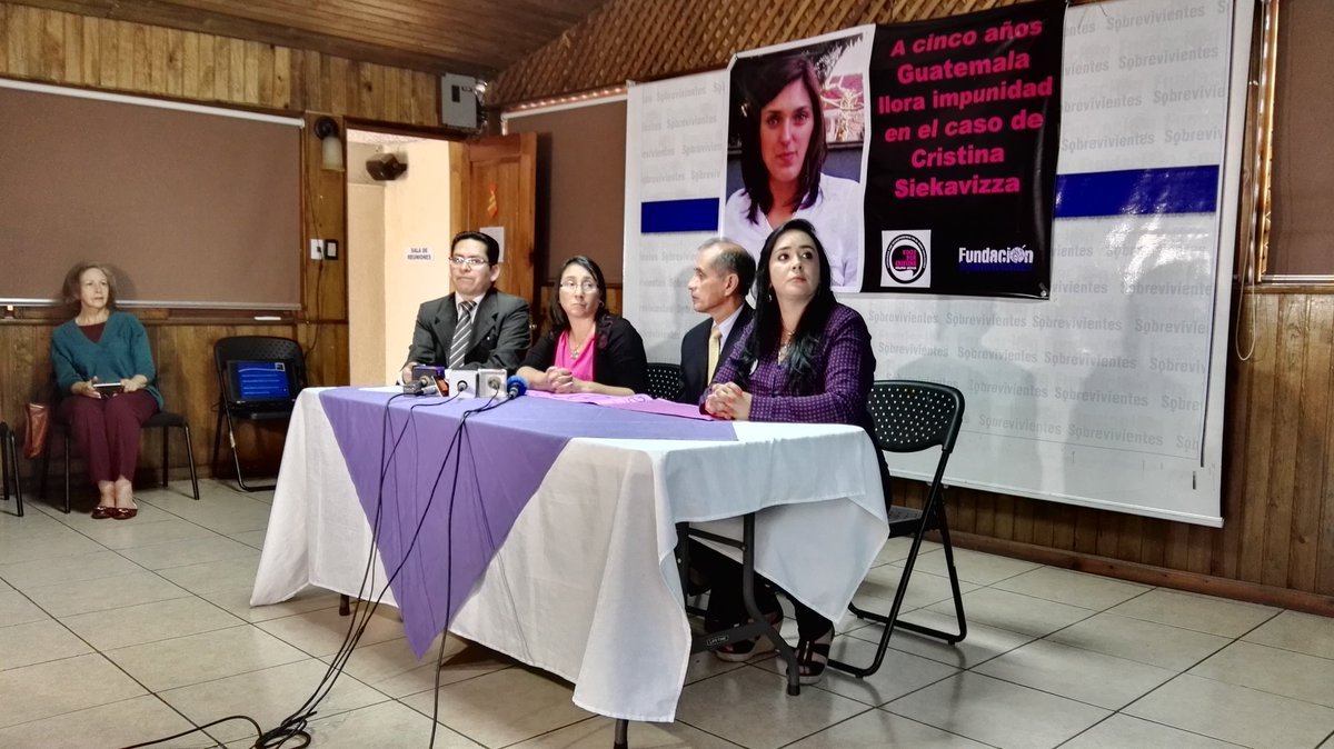 Familiares y amigos de Cristina Siekavizza explican las acciones, a cinco años de su desaparición. (Foto Prensa Libre: Glenda Sánchez)