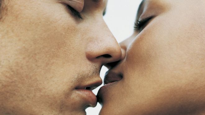 ¿Por qué cerramos los ojos al besar? La ciencia acaba de dar con la respuesta. (THINKSTOCK).