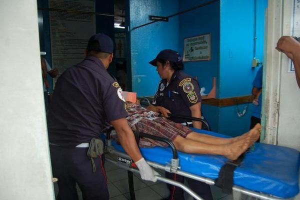 Socorristas ingresan a una de las heridas al Hospital Regional de Coatepeque. (Foto Prensa Libre: Alexander Coyoy) <br _mce_bogus="1"/>
