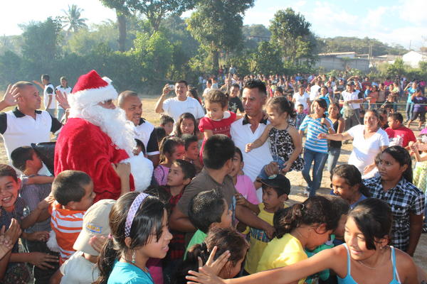 Niños reciben a Santa Claus en Santa Rosa de Lima. (Foto Prensa Libre: Oswaldo Cardona).<br _mce_bogus="1"/>