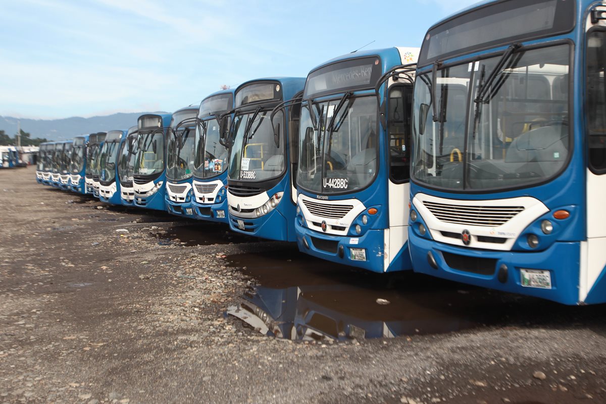 Unas 70 unidades de Transurbano están paradas debido a desperfectos mecánicos y otros problemas. (Foto Prensa Libre: Hemeroteca PL)