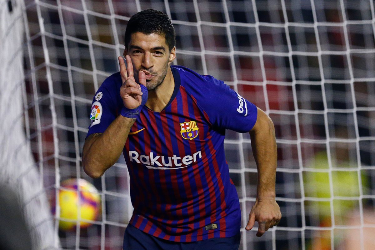 Luis Suárez festejó otra vez con la camisola del Barcelona y ayudó a la remontada. (Foto Prensa Libre: AFP)