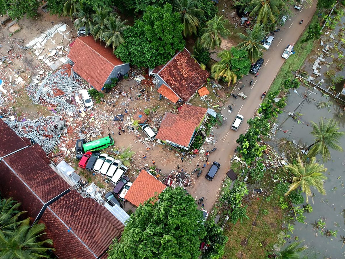 Vista aérea de una de las localidades golpeadas por el tsunami en Indonesia. (Foto Prensa Libre: AFP)
