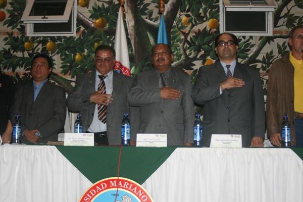 Autoridades participan en la inaguración del encuentro de arquitectura. (Foto Prensa Libre: Ángel Martín Tax)<br _mce_bogus="1"/>