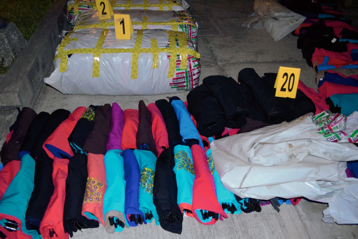 Unos 20  fardos de ropa de contrabando fueron incautados en Santa Cruz Muluá, Retalhuleu. (Foto Prensa Libre: Jorge Tizol)