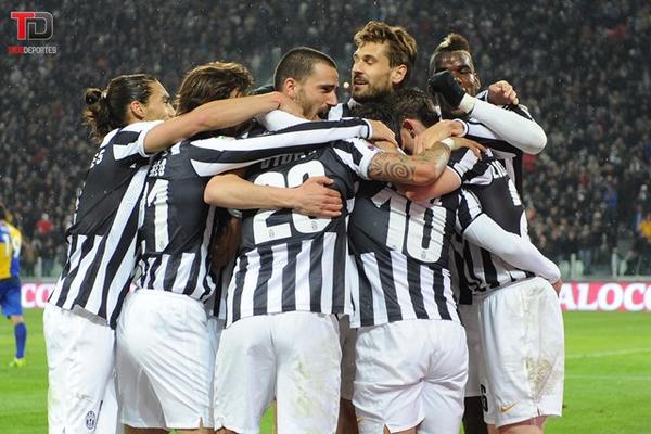 Carlos Tévez es felicitado por sus compañeros luego de marcarle al Parma. (Foto Prensa Libre: AP)