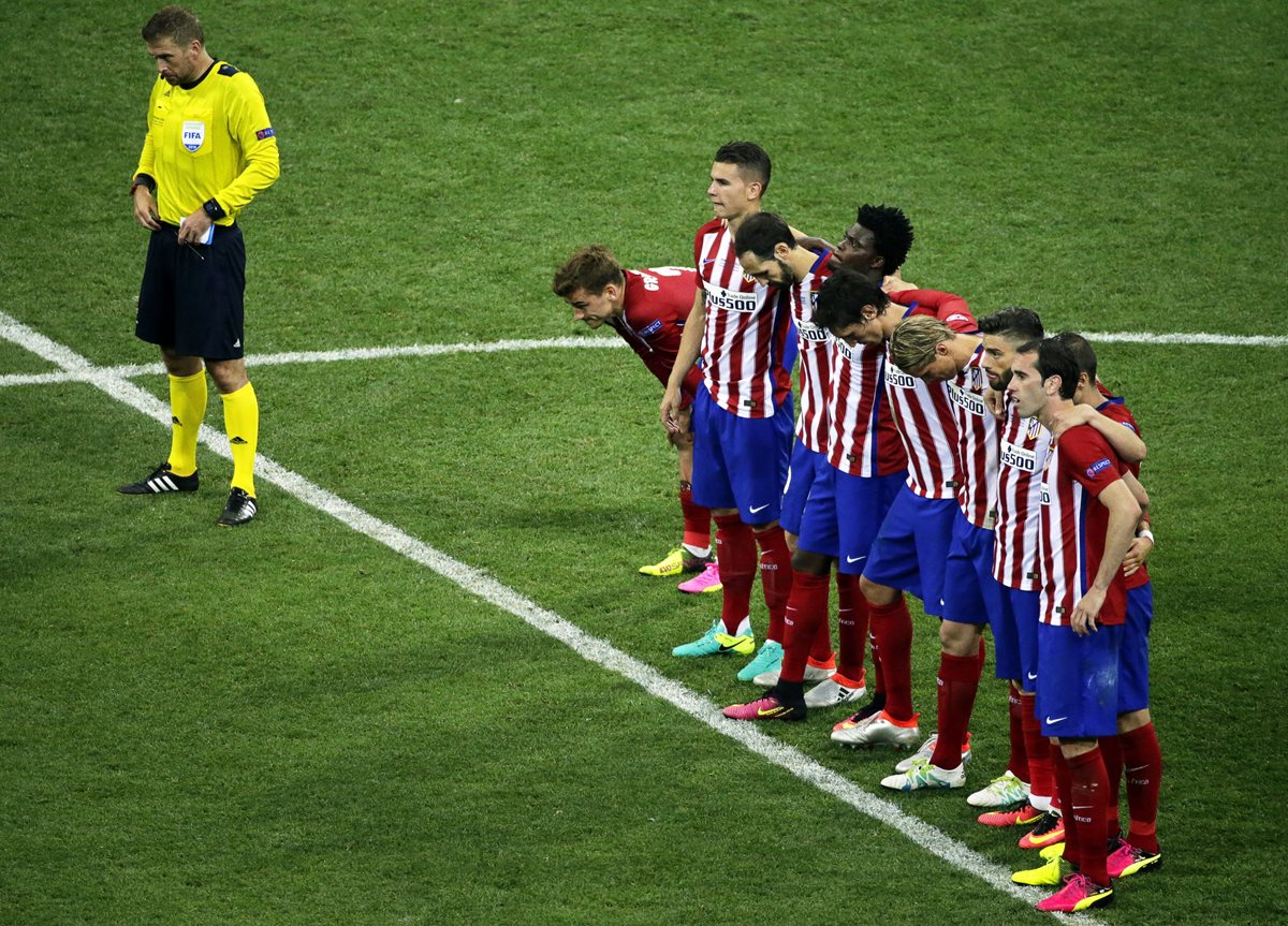 Los jugadores del Atlético de Madrid agradecieron el apoyo incondicional de su afición. (Foto Prensa Libre: EFE)