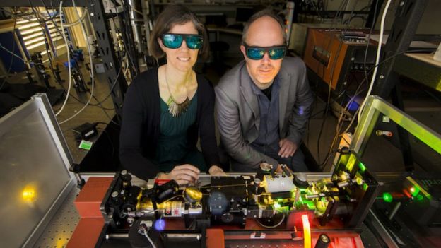 Rose Ahlefeldt y Matthew Sellars operando un láser de alta resolución para crear chips de memoria n la Universidad Nacional Australiana (ANU). STUART HAY, ANU