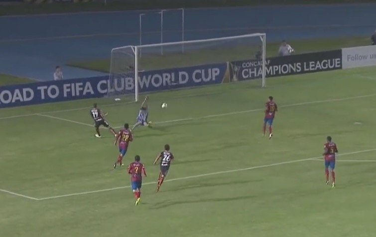 Dario Carreño en el momento que definió del primer gol de Pachuca contra Municipal. (Foto Prensa Libre: Youtube Concacaf)