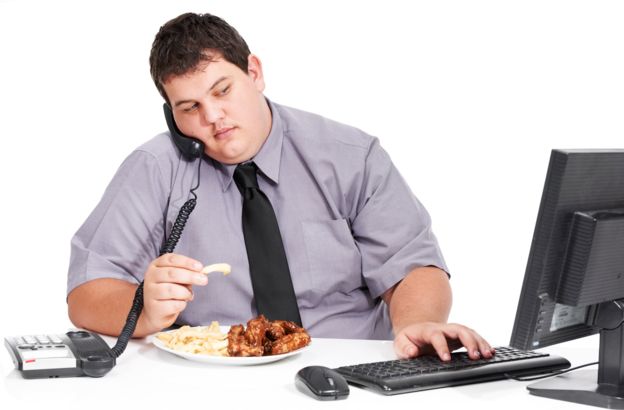 Las malas prácticas laborales generan malos hábitos alimenticios. GETTY