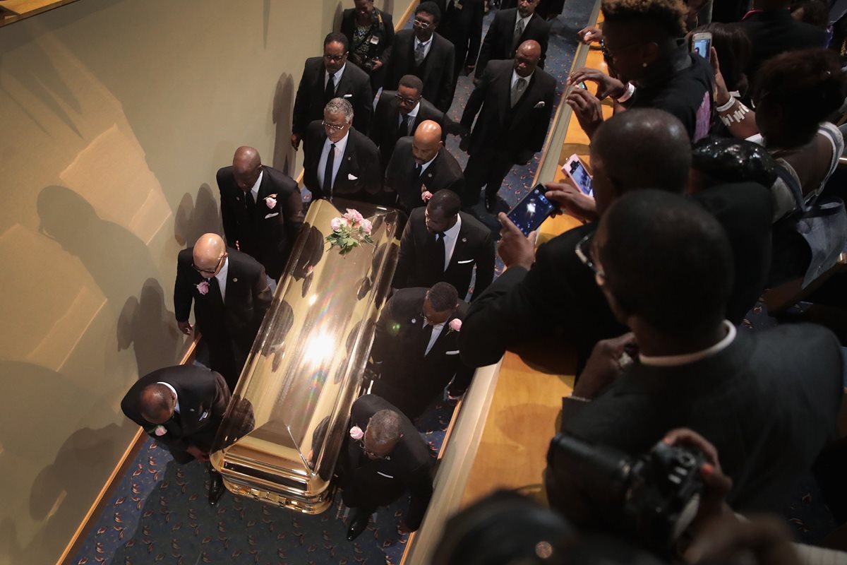 Los restos de Aretha Franklin son llevados al Greater Grace Temple para los servicios funerarios (Foto Prensa Libre: AFP).