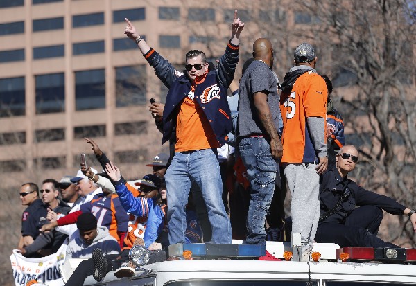 Jugadores y familiares disfrutaron de la celebración en las calles de Denver después de lograr el Súper Tazón. (Foto Prensa Libre: AP)