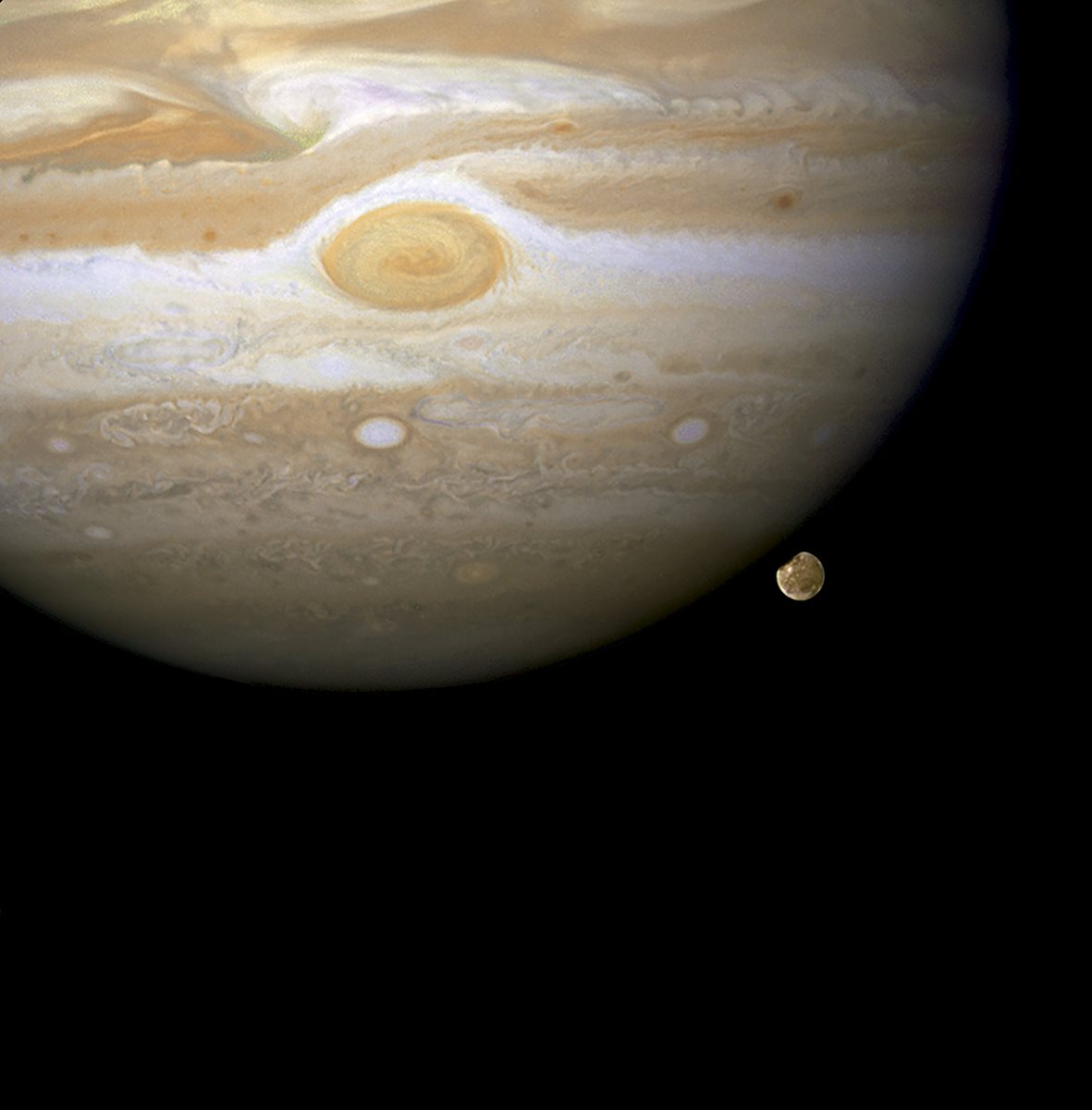 Fotografía muestra el planeta Jupiter junto a una de sTs lunas Ganimedes a 433 millones de kilómetros de la Tierra. (Foto Prensa Libre:EFE)