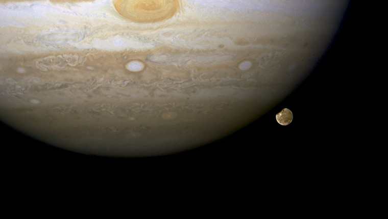Fotografía muestra el planeta Jupiter junto a una de sTs lunas Ganimedes a 433 millones de kilómetros de la Tierra. (Foto Prensa Libre:EFE)