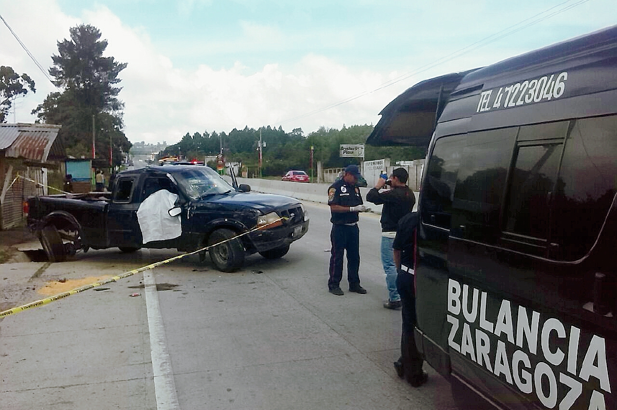 El percance se registró en el km 62.5 de la ruta Interamericana, Zaragoza, Chimaltenango. (Foto Prensa Libre: Renato Melgar)
