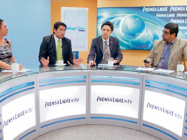 El diputado Carlos Barreda y el viceministro de Finanzas, Víctor Martínez, conversan con los periodistas Jessica Gramajo y Urías Gamarro, en el programa Diálogo Libre.