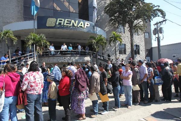 Cientos de personas hacen fila en la sede del Renap de la zona 11.