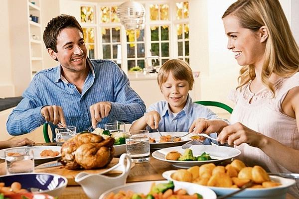 Es importante que el niño coma sin distracciones para que se sienta saciado. (Foto Prensa Libre: Archivo)