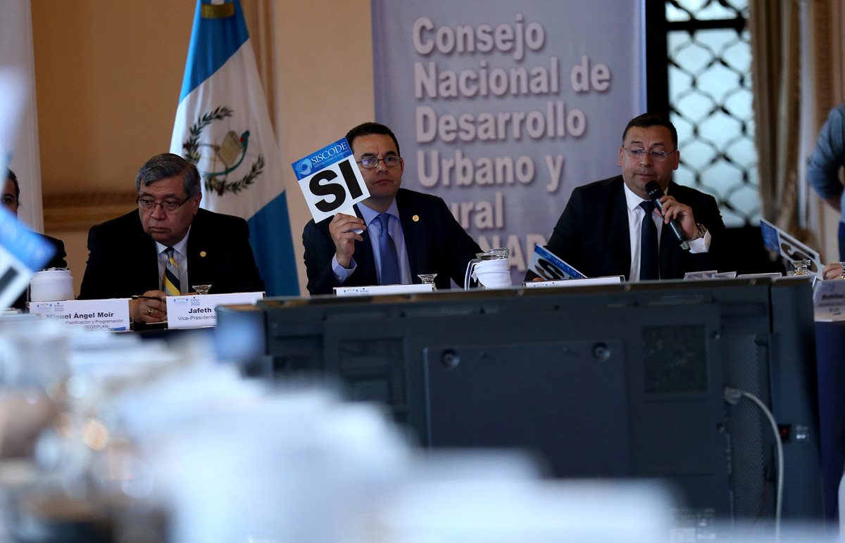 El presidente Jimmy Morales dirige la reunión de Conadur, donde participan entidades estatales y no gubernamentales. (Foto Prensa Libre: Esbin García)