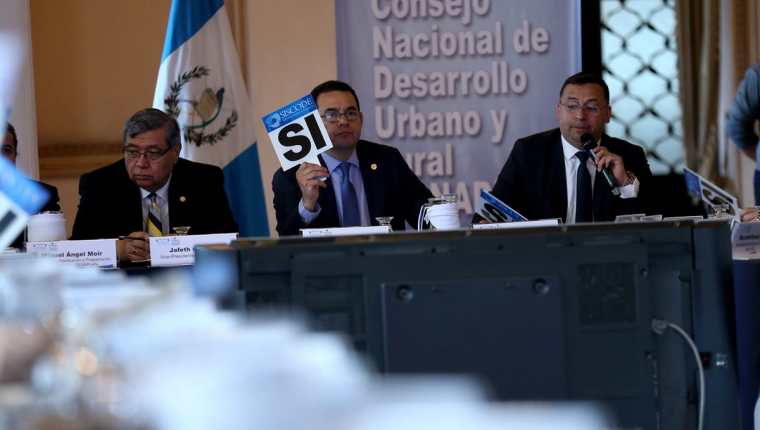 El presidente Jimmy Morales dirige la reunión de Conadur, donde participan entidades estatales y no gubernamentales. (Foto Prensa Libre: Esbin García)
