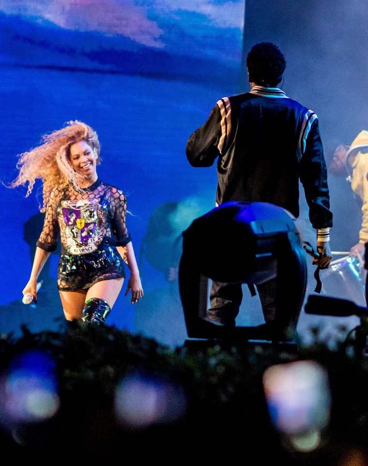 Beyonce interpreta el tema "Deja Vu", con su esposo, el rapero Jay Z. (Foto Prensa Libre, AFP).
