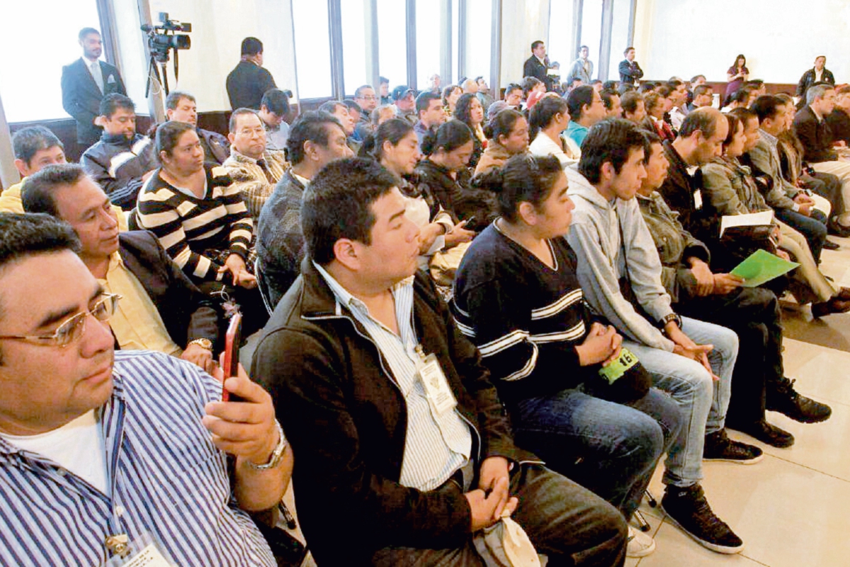Público que asistió ayer al conversatorio sobre la Ley Emergente para la Conservación del Empleo, en un salón del Palacio Legislativo. (Foto Prensa Libre: Estuardo Paredes)