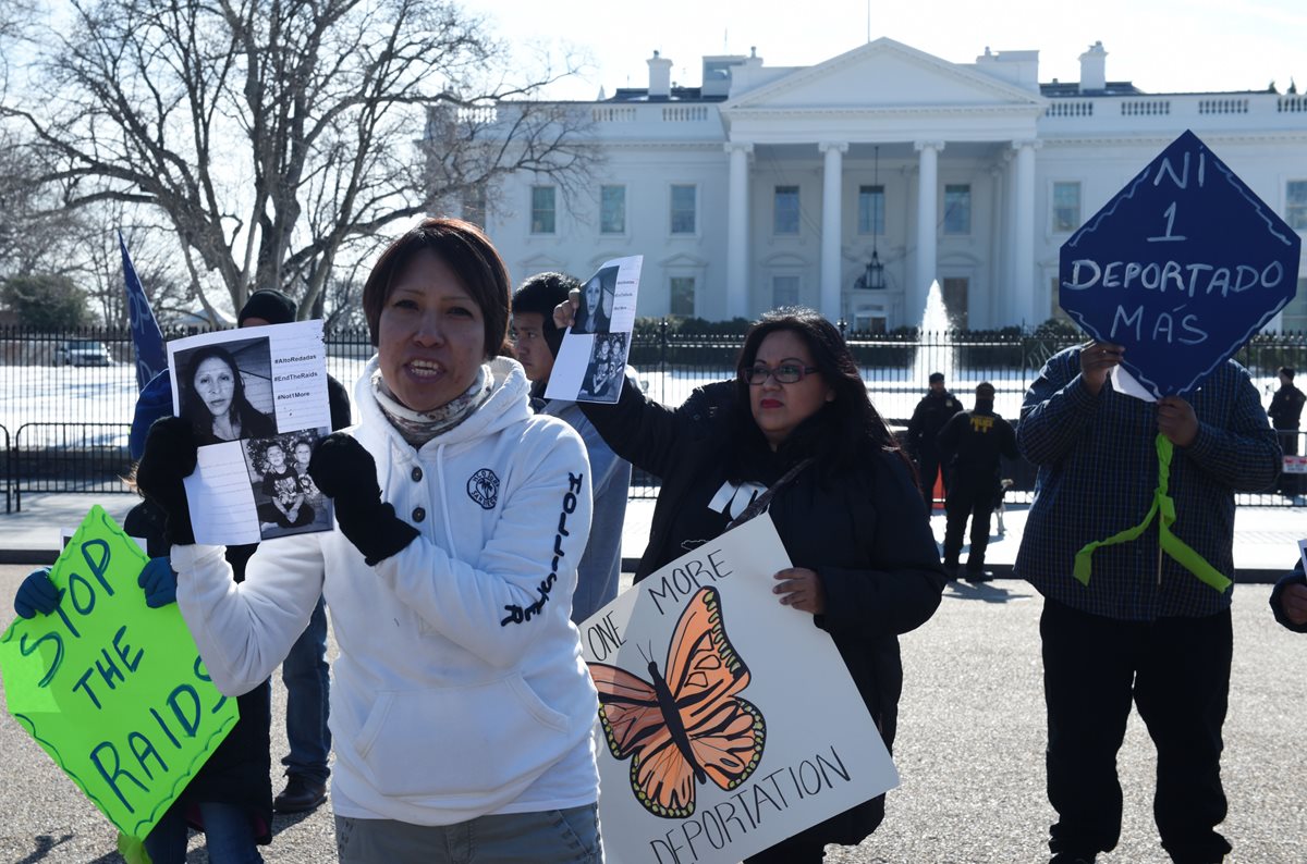 Inmigrantes se manifiestan en la Casa Blanca contra deportaciones. (Foto Prensa Libre: EFE)