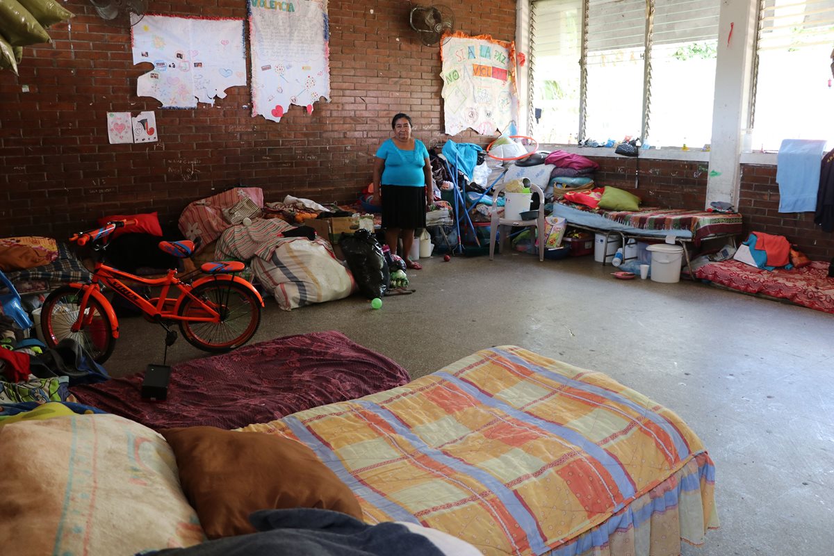 Después de seis meses varias familias permanecen albergadas en dos escuelas de Escuintla. (Foto Prensa Libre: Carlos Paredes).