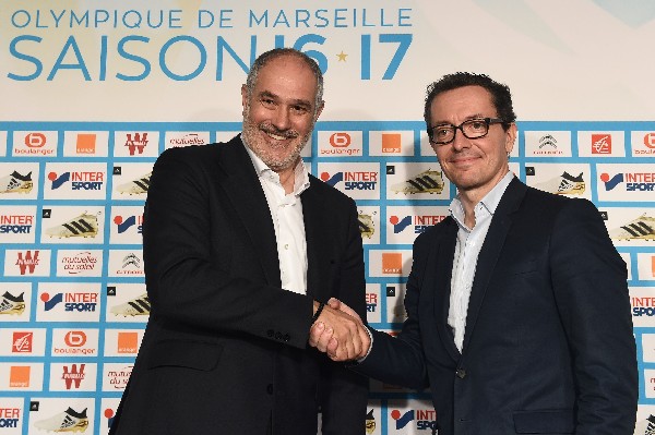 Andoni Zubizarreta apreta la mano del presidente del Marsella, Jacques-Henri Eyraud en su presentación. (Foto Prensa Libre: AFP)