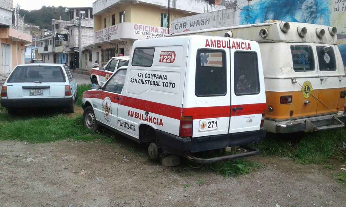 Socorristas de San Cristóbal Totonicapán encontraron una de sus ambulancias sin las llantas de atrás el jueves último. (Foto Prensa Libre: Bomberos Voluntarios)