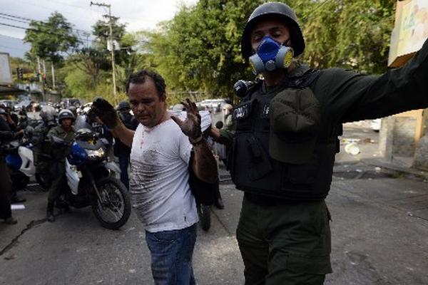 Miles de manifestantes opositores han sido detenidos durante las protestas. (Foto Prensa Libre:AFP)