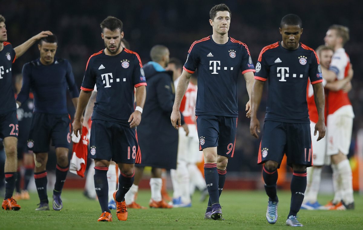 Los jugadores del Bayern lamentaron la derrota frente al Arsenal en la Liga de Campeones de la Concacaf. (Foto Prensa Libre: AP)
