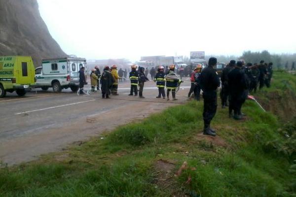 Socorristas inician las labores de rescate en el kilómetro 153 de la ruta Interamericana, Nahualá, Sololá. (Foto Prensa Libre: Ángel Julajuj)<br _mce_bogus="1"/>
