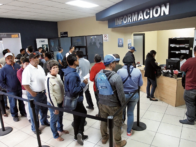 El Icefi proyecta que la carga tributaria en el 2017 estará entre el 10.1 y el 10.2 por ciento. (Foto Prensa Libre: Carlos Hernández)