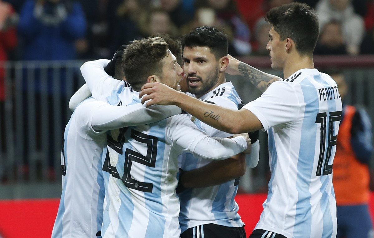 Argentina aún no logra darle tranquilidad a su afición cuando faltan siete meses para el Mundial. (Foto Prensa Libre: EFE)