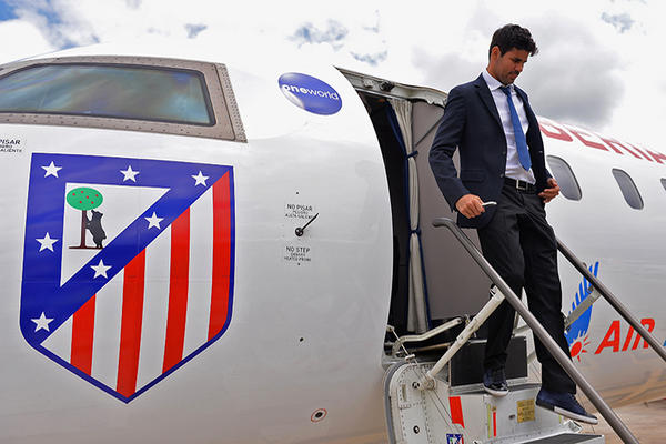 Diego Costa desciende del avión que transportó al Atlético a Lisboa. (Foto Prensa Libre: AFP)