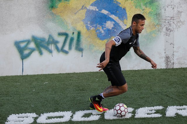 El astro brasileño, Neymar es una de las sensaciones de la selección anfitriona. (Foto Prensa Libre: EFE)
