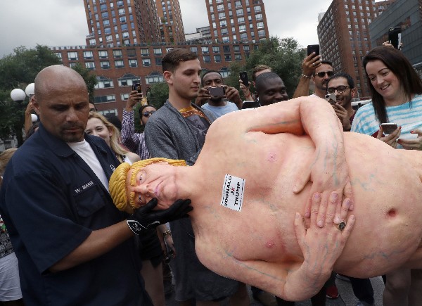 La estatua fue retirada por empleados del Departamento de Parques y Recreación de Nueva York. (Foto Prensa Libre: AP)