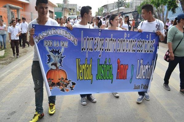 Estudiantes participan en la caminata efectuada en Sanarate para pedir el cese de la violencia. (Foto Prensa Libre: Hugo Oliva) <br _mce_bogus="1"/>