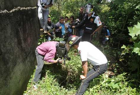 los bomberos Voluntarios  encuentran restos en uno de los pozos. Inserto, José Luis Lima,  padre de dos de las víctimas.