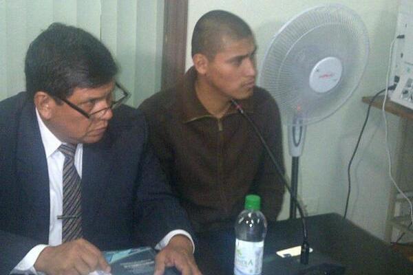 Lester Antonio Santos junto a su abogado. (Foto Prensa Libre: Jerson Ramos)
