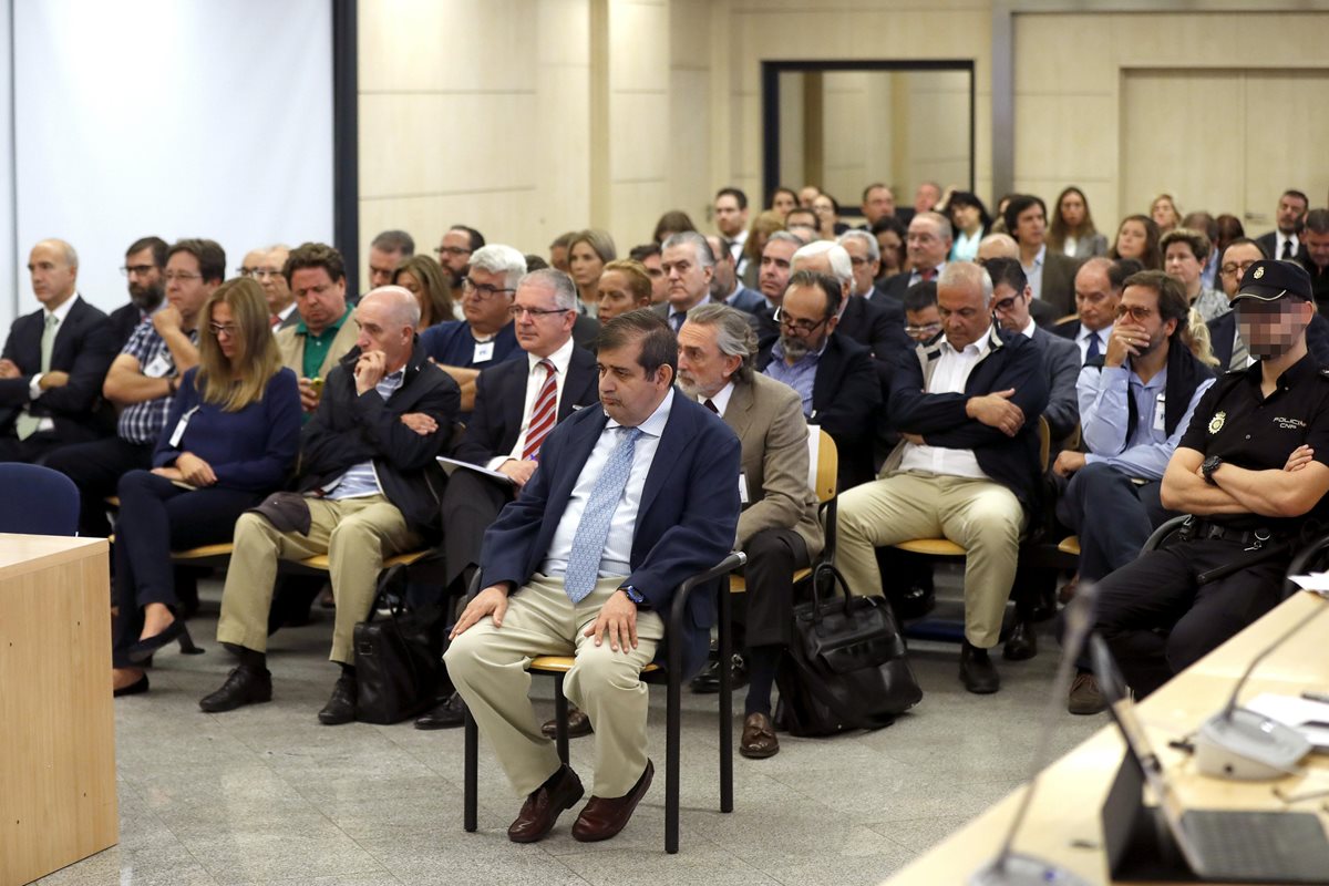 Unos 36 políticos, durante la audiencia por casos de corrupción en España. (Foto Prensa Libre: EFE)