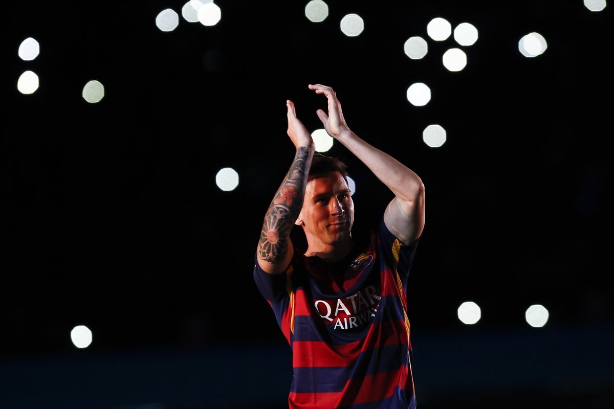 Messi tiene como objetivo llevar al Barcelona a alcanzar la Súpercopa de Europa.(Foto Prensa Libre: AFP)