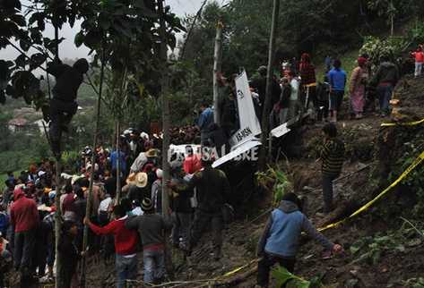 Vecinos observan las labores de rescate. (Foto Prensa Libre): Aroldo Marroquín)
