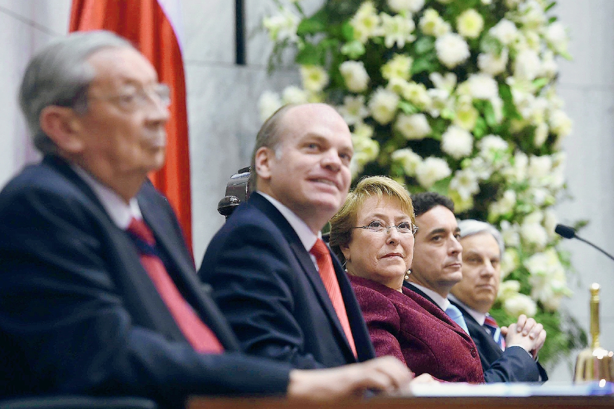 La presidenta de Chile, Michelle Bachelet (cen), junto a los presidentes de la Cámara de Diputados, Marco Antonio Nuñez (2-der) y de la Cámara del Senado, Patricio Walker (2-izq). (Foto Prensa Libre:AFP).