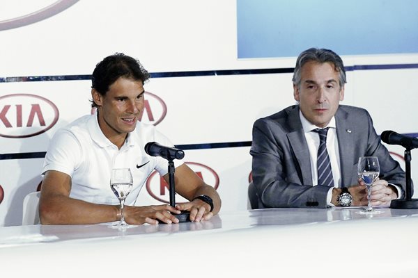El tenista Rafa Nadal, acompañado por Kyung Hyeon Kim en la conferencia de prensa que llevó a cabo en Madrid. (Foto Prensa Libre: EFE).