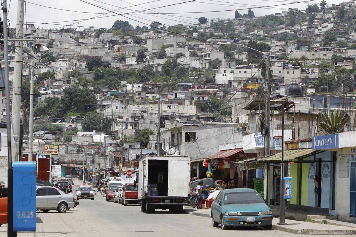 Vecinos del asentamiento Alioto López Sánchez, zona 4 de Vill Nueva, viven con temor por las pandillas.(Foto Prensa Libre: Paulo Raquec.)