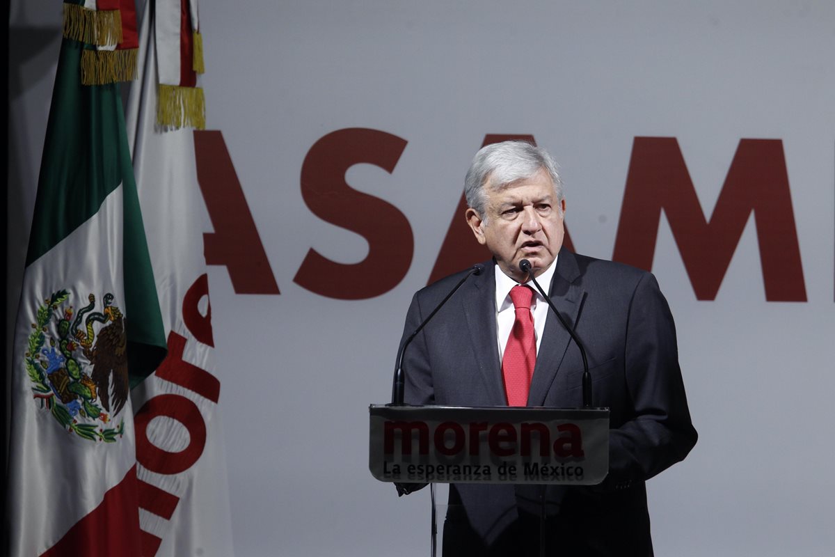 Andrés Manuel López Obrador habla durante su juramentoación como candidato presidencial, en Ciudad de México. (Foto Prensa Libre:EFE).
