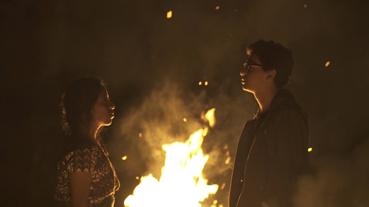 El tema Ser del viento, de Sara Curruchich y Kontra, hace un llamado a la unidad cultural en el país. (Foto Prensa Libre: YouTube)