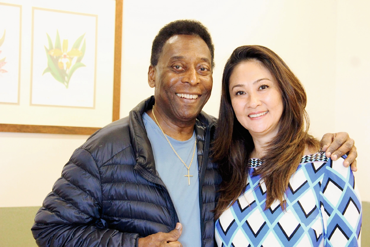 Pelé posa junto a su novia Marcia Aoke tras ser dado de alta. (Foto Prensa Libre: EFE).